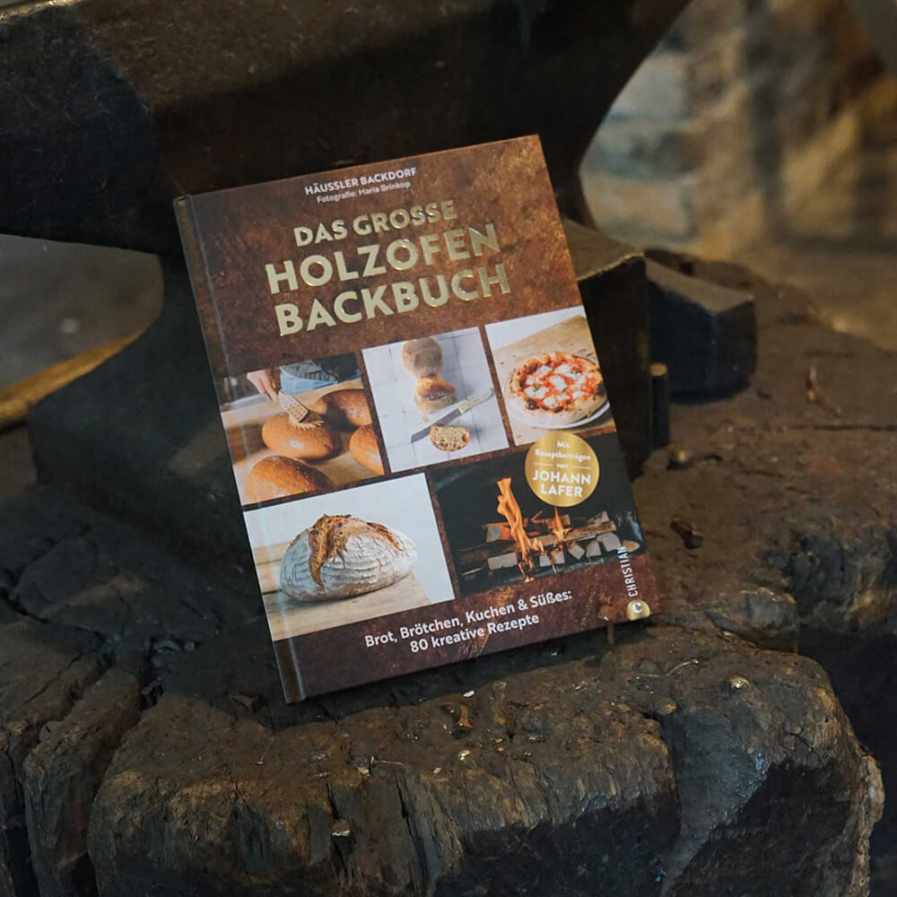 Das große Holzbackofen Backbuch Das große Holzbackofen Backbuch auf dunklem Untergrund trappiert