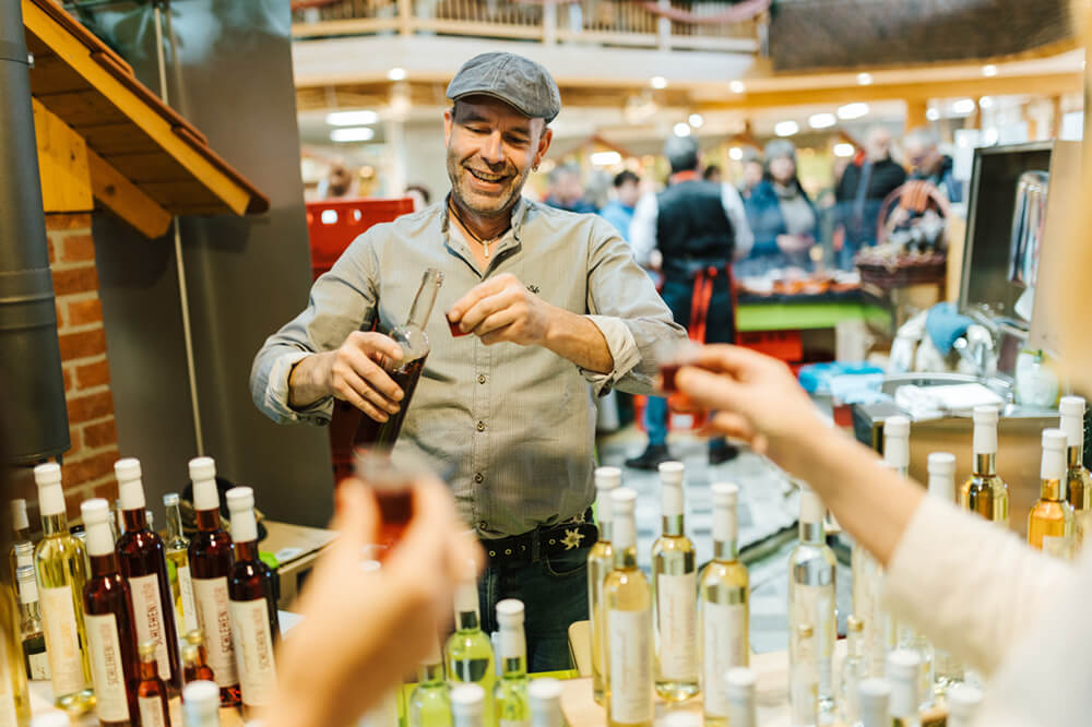 Mann schenkt Schnaps aus 