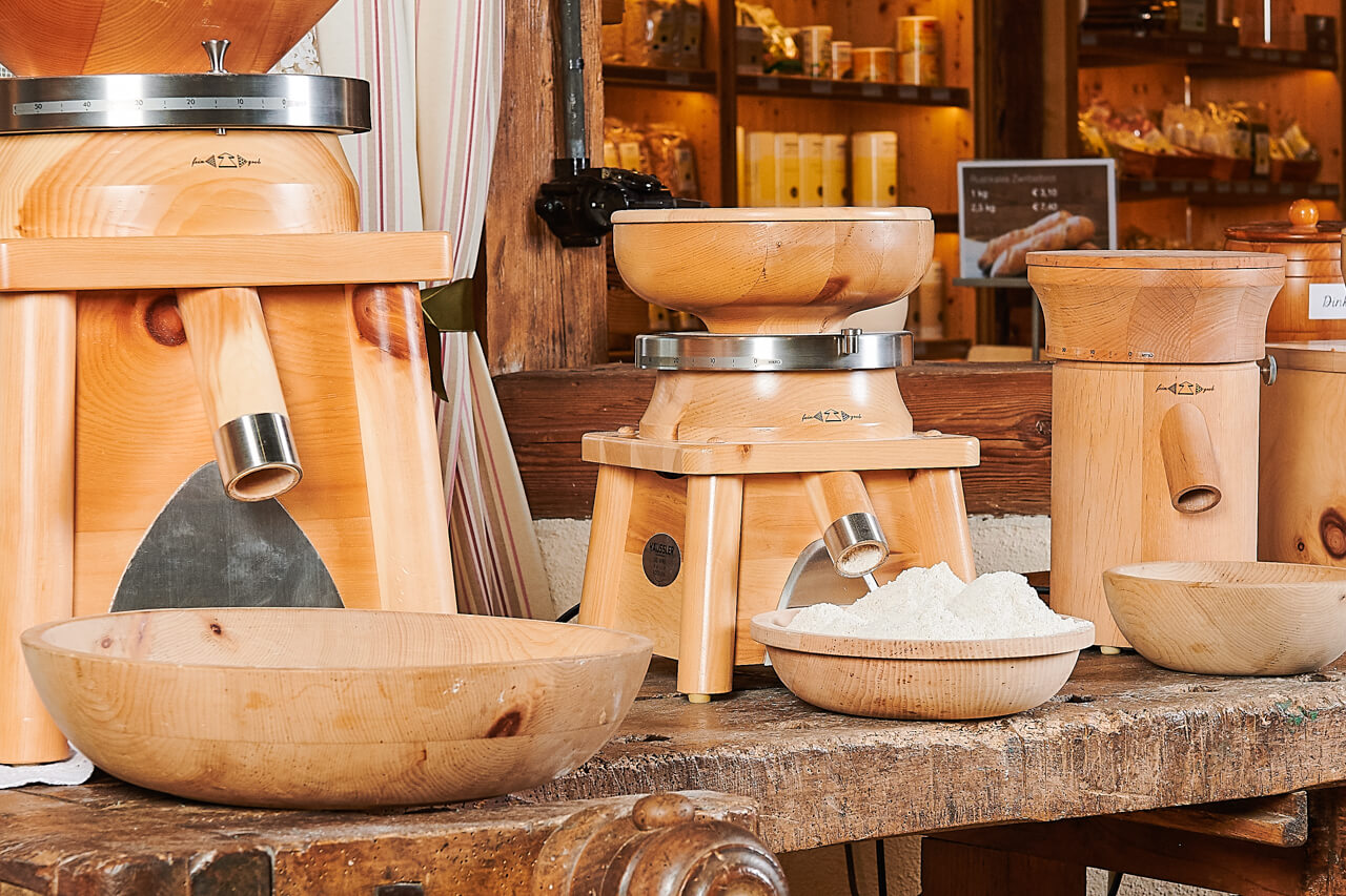 Verschiedene Getreidemühlen in einer Produktauswahl - unterschiedliche Modelle und Designs für das Mahlen von Getreide.