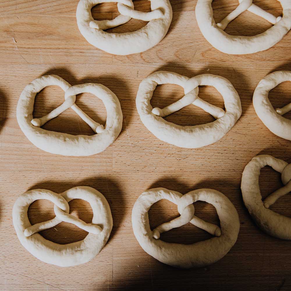 geformte Brezeln vor dem Backen 