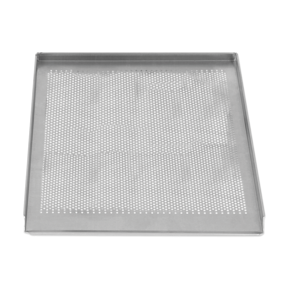 Lochblech perforiertes Backblech mit den Maßen 35x38cm, an 3 Seiten ist ein Rand mit 1,5cm Höhe und eine Seite ist geöffnet