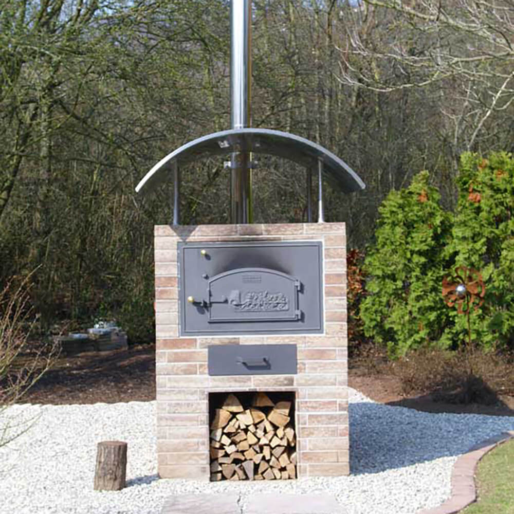 Bausatz HABO - Türmodell C Aufgebauter HABO Bausatz zu einem schönen Backhäuschen aus Ziegel, mit einem runden Dach auf einer Kiesfläche.