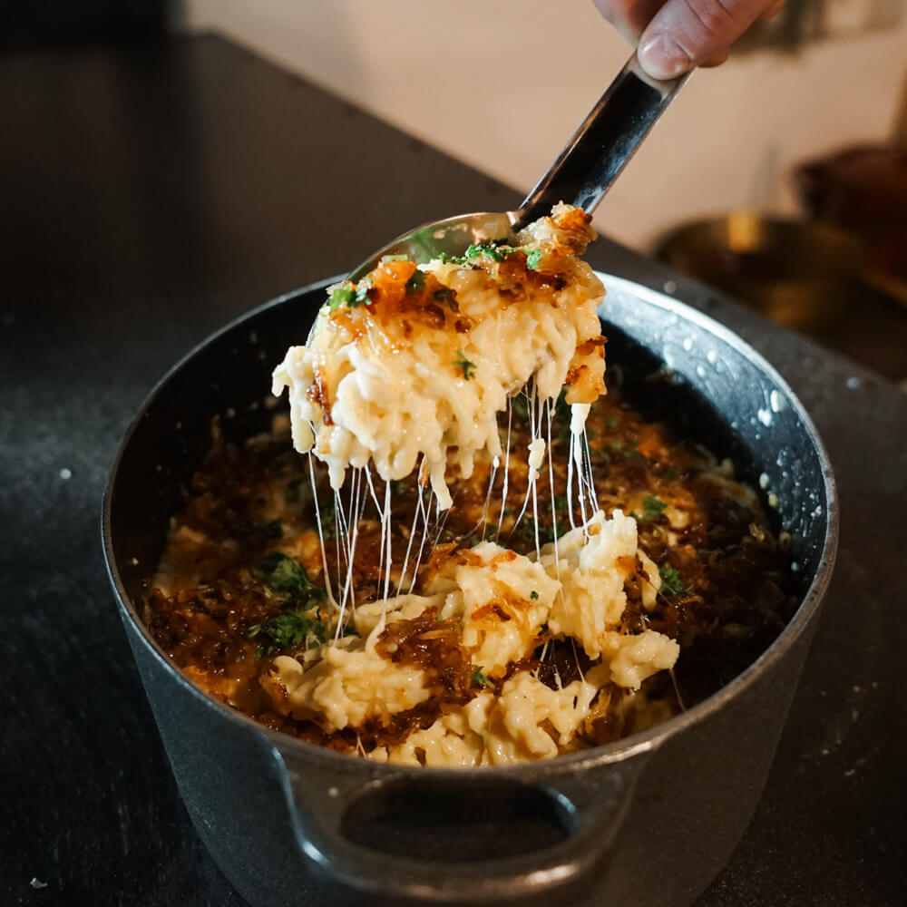 Allgäuer Kässpätzle mit geschmelzten Zwiebeln in einem Topf