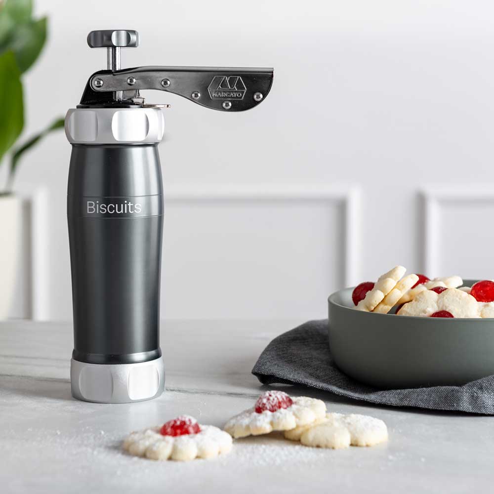 Gebäckpresse Gebäckpresse mit Plätzchen auf einer hellgrauen Küchenplatte