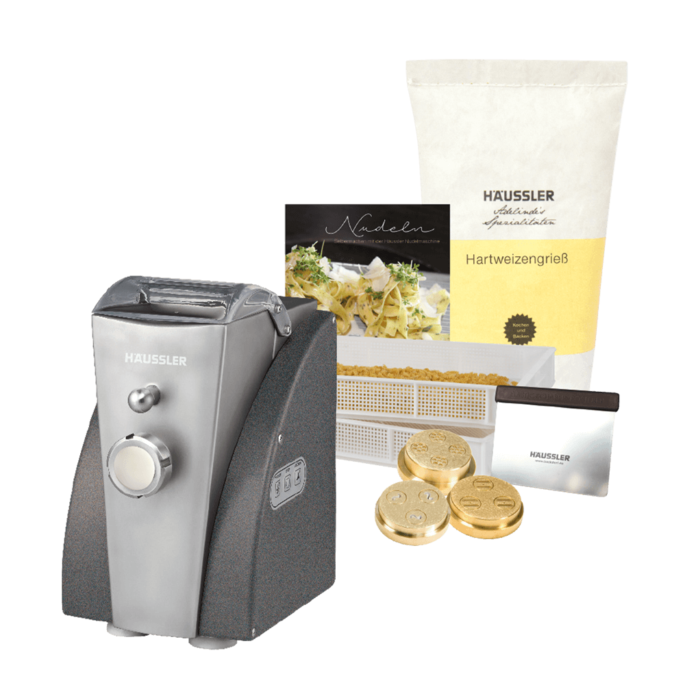 Starterpaket Luna Anthrazit Nudel Starterpaket mit Nudelmaschine, Nudelhorden, Hartweizegrieß, Matrizen, Buch und Teigabstecher ohne Hintergrund.