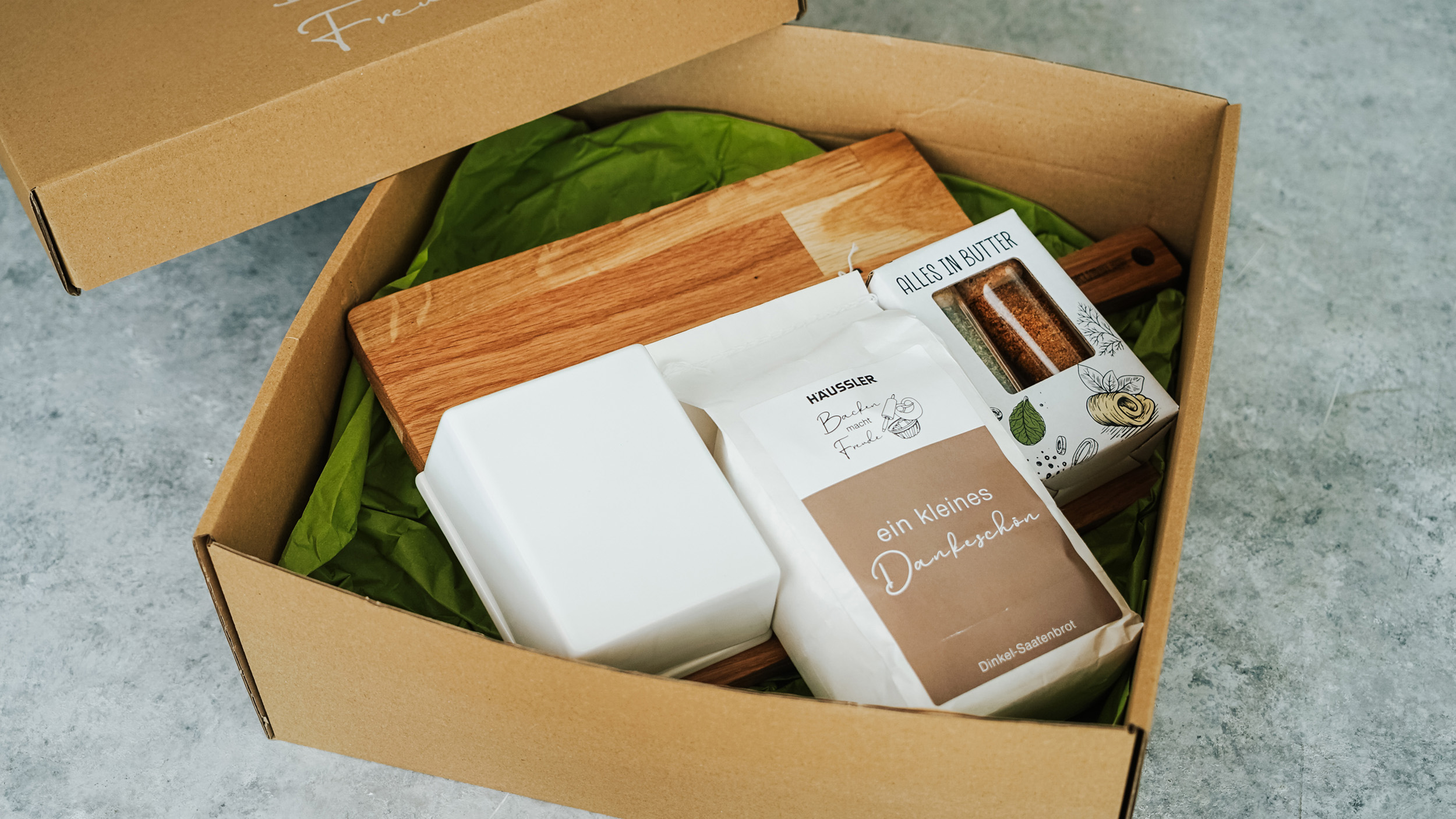 Liebevoll gerichtete Geschenk-Sets Geschenk-Set mit Brotbackmischung, Buttergwürz, Butterdose und Schneidebrett