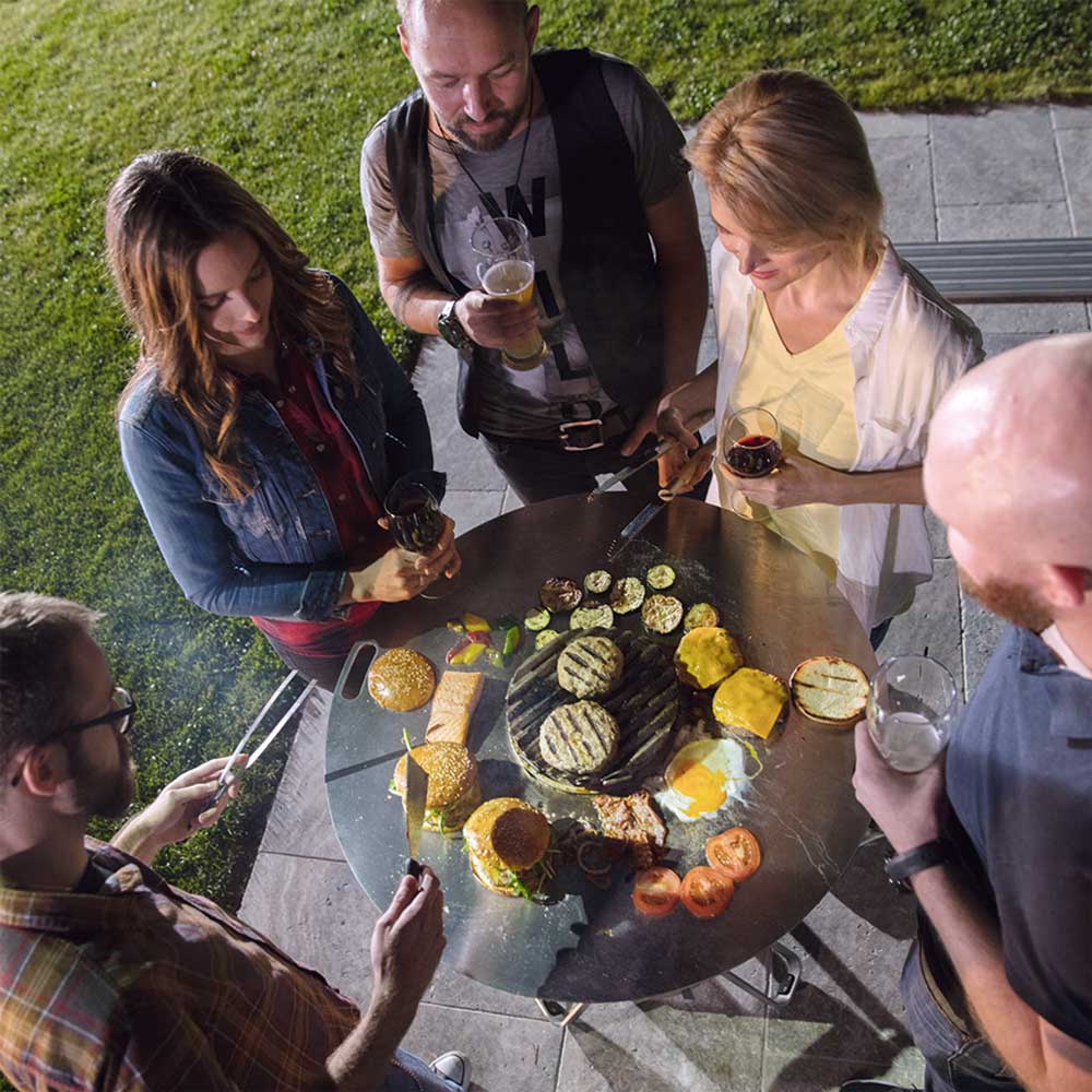 Mit dieser Grillplatte wird das Grillen zum erlebnisreichen Event. Fünf Personen grillen gemeinsam an der Feuerplatte