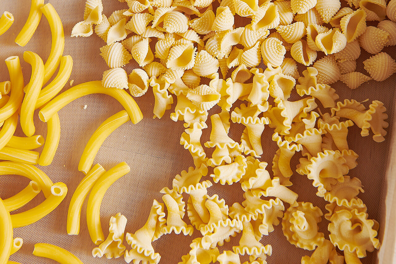 Frische Nudeln Frische und getrocknete Nudeln nebeneinander.