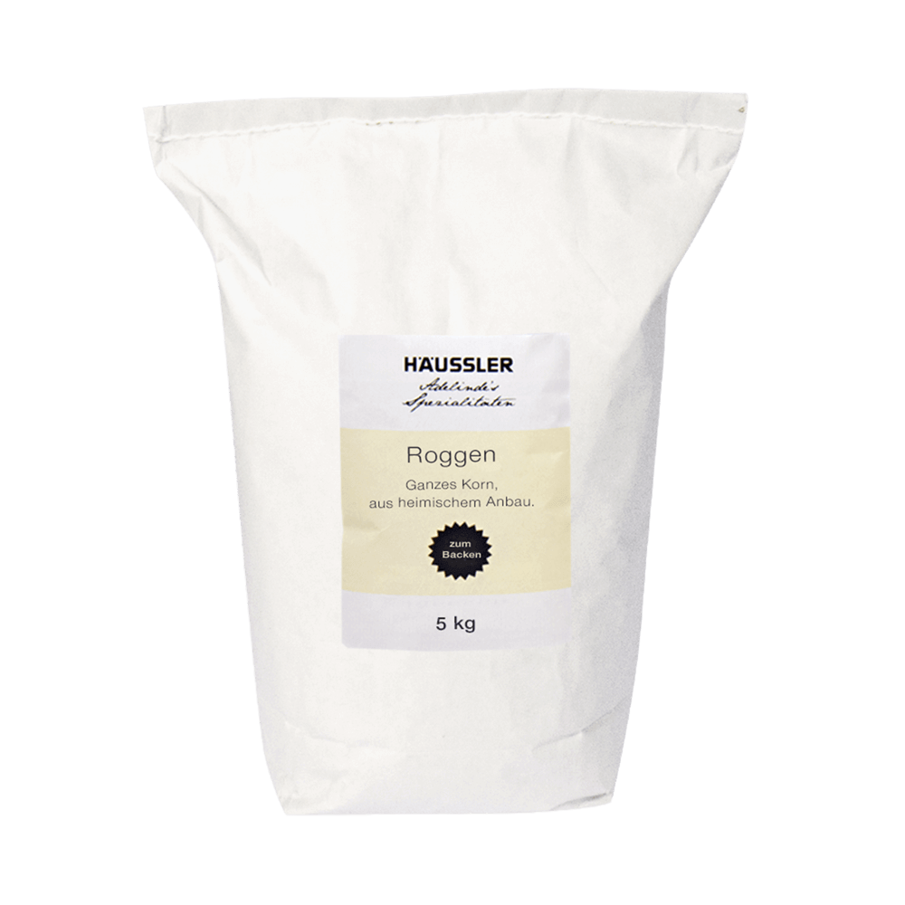 Roggen ganzes Korn Roggen ganze Körner in weißer 5 kg Papierverpackung ohne Hintergrund.