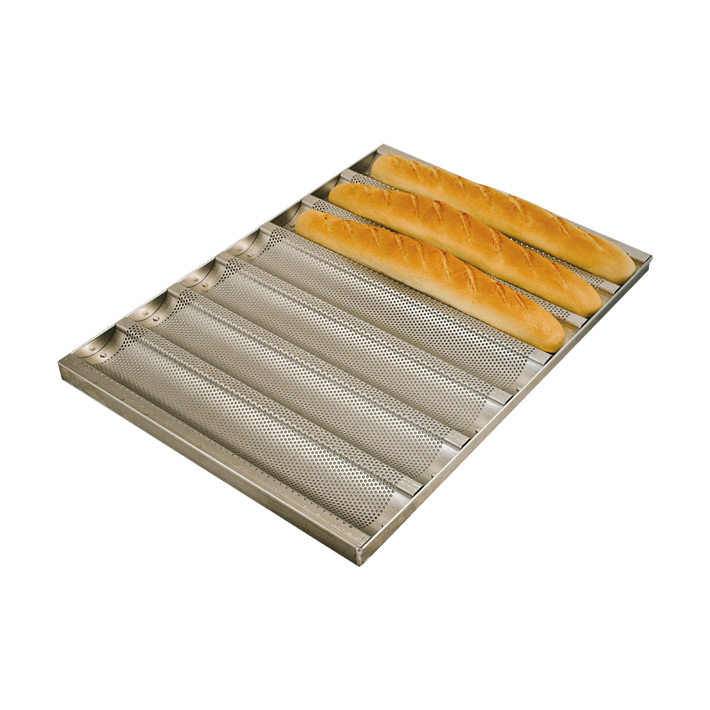 Baguetteblech 7-muldig perforiertes Blech mit 7 Mulden. In den ersten beiden Mulde von rechts isind 3 gebackene Baguettes zu sehen.