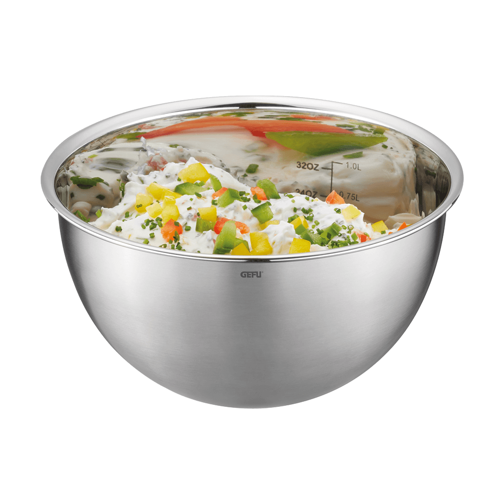 Schüssel aus Edelstahl mit dem Inhalt Schmand mit Paprikastücken. Ohne Hintergrund abgebildet.