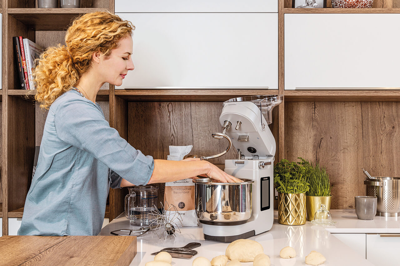 Teigknetmaschine NOVA Frau arbeitet in einer Küche mit einer Teigknetmaschine