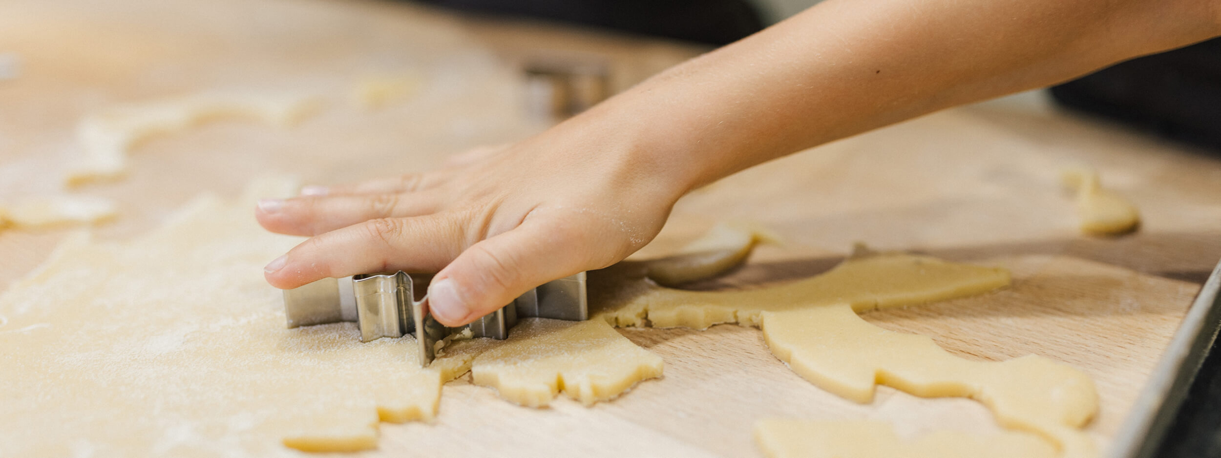 Kind sticht Plaetzchen aus 