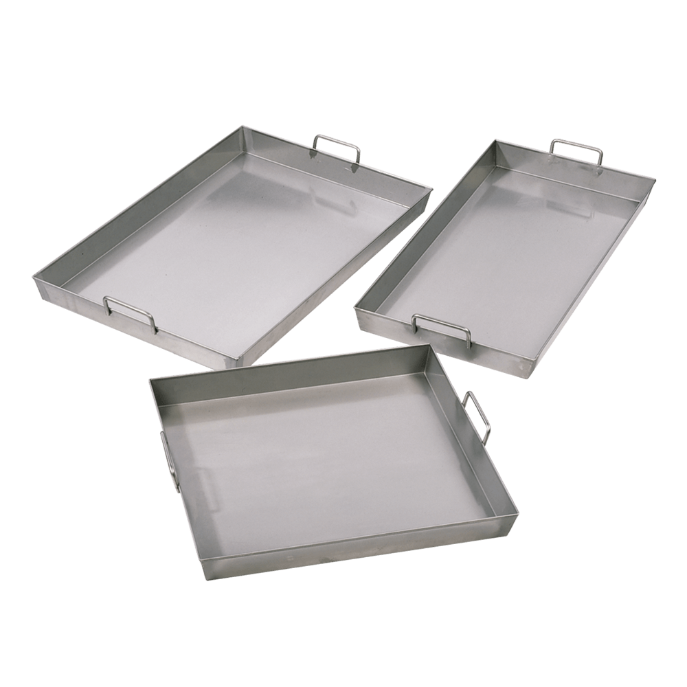 Bräter ideal für Familienfeste oder Backpartys Das Bild zeigt einen rechteckigen Bräter aus Edelstahl mit einer schlichten, funktionalen Optik. Der Bräter hat eine glatte, glänzende Oberfläche und ist mit zwei stabilen, hochstehenden Griffen an den kurzen Seiten ausgestattet.