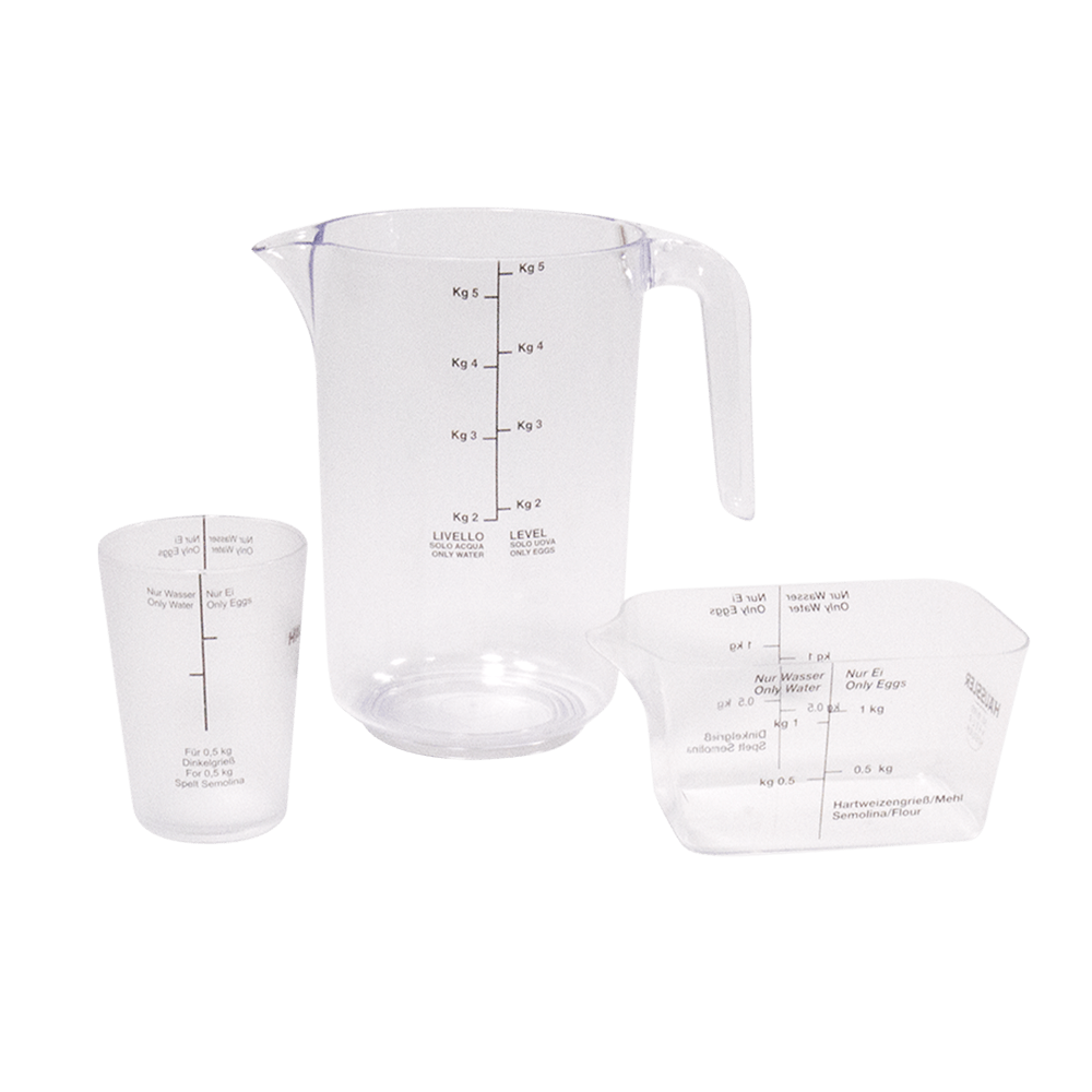 Messbecher für Nudelmaschine Messbecher in verschiedenen Größen nebeneinander ohne Hintergrund.