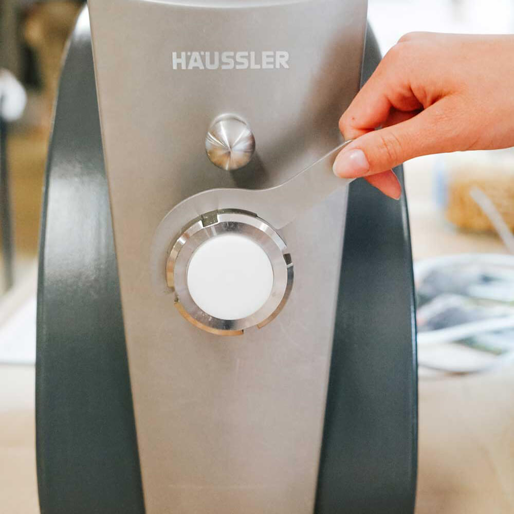 Matrizenschlüssel Luna Graue Nudelmaschine Luna mit einem Matrizenschlüssel zum öffnen der Matrizen.