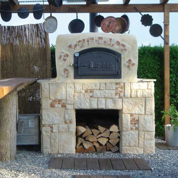 Bausatz HABO - Türmodell A Aufgebauter HABO Bausatz zu einem schönen Backhäuschen aus Kalkstein unter einer Pergola.