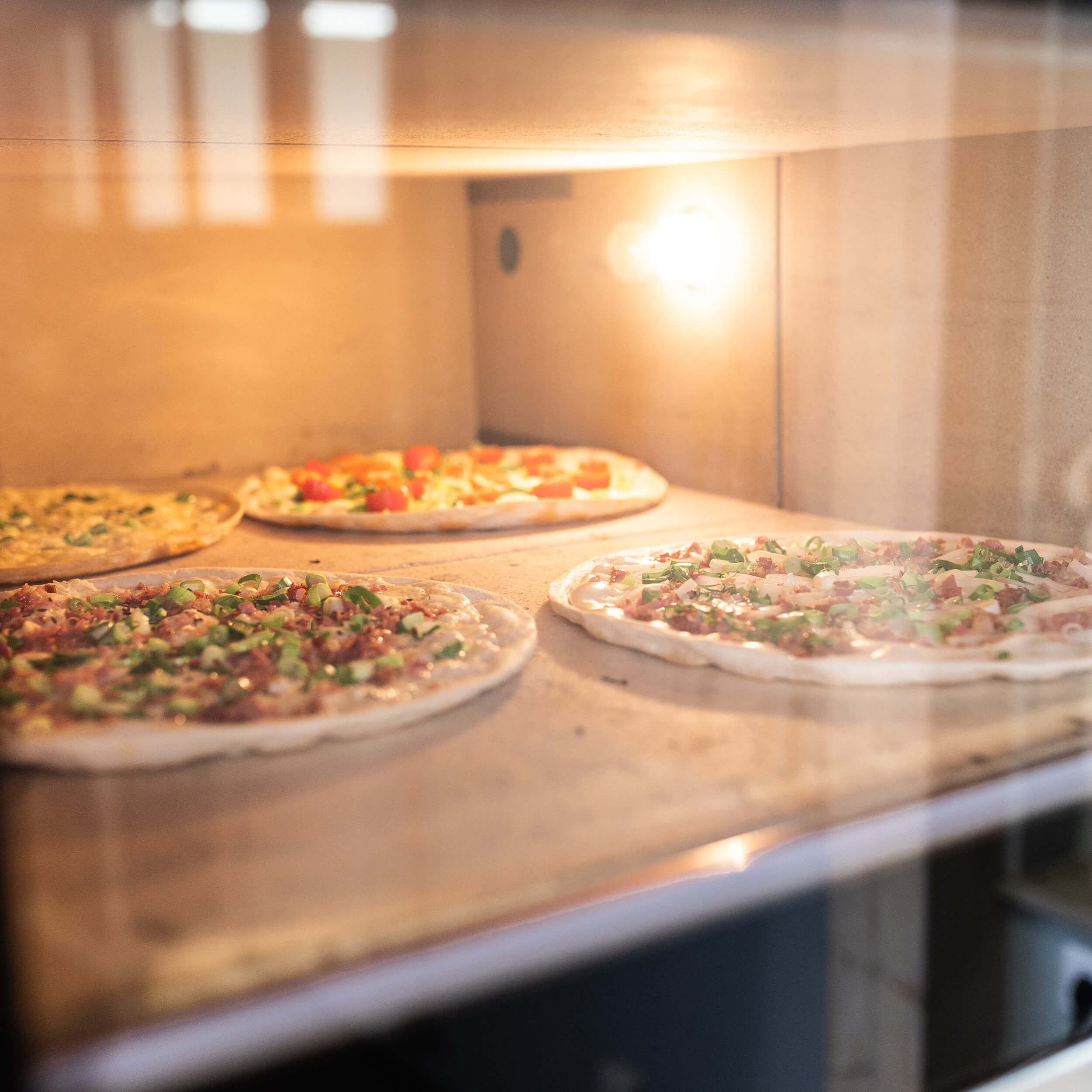 Flammkuchen im Elektro-Steinbackofen backen Vier Flammkuchen im Steinbackofen