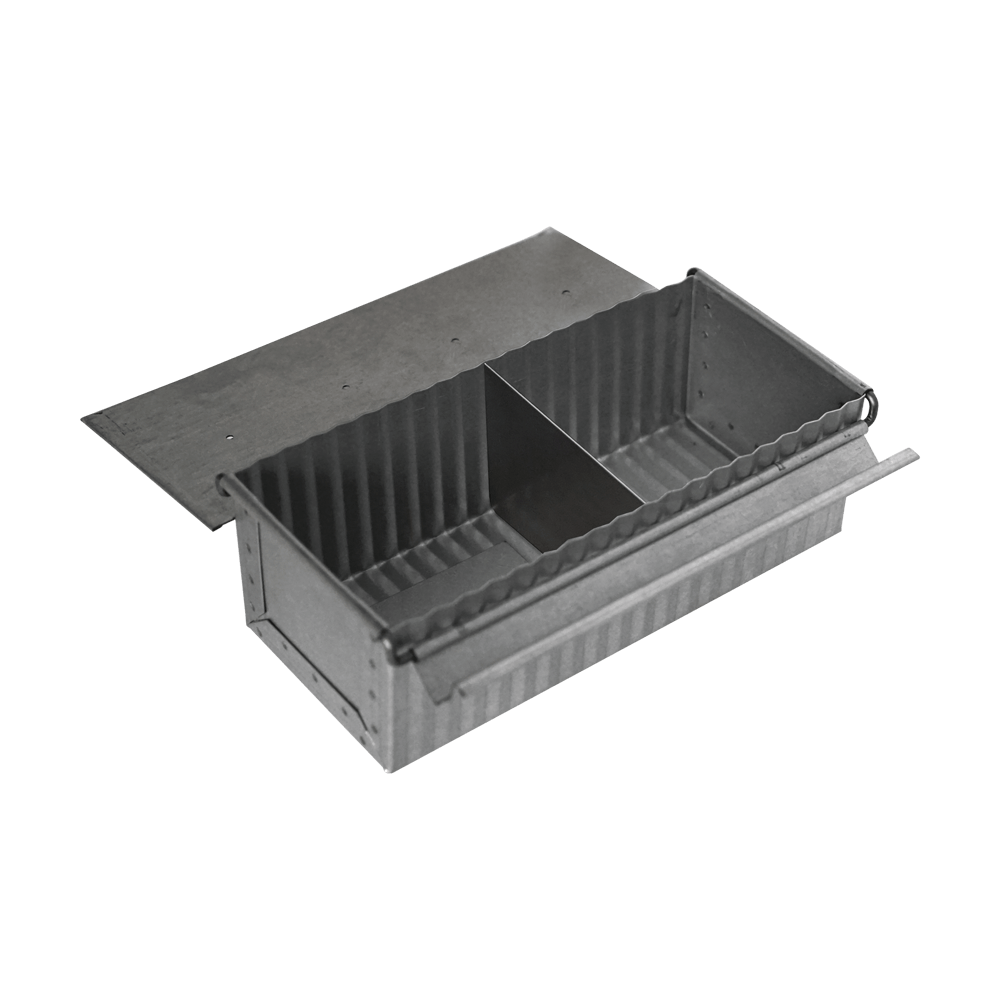 Kleine Toastbrotform Kleine Toastbrotform in seitlicher Ansicht aus aluminiertem Stahl ohne Hintergrund. Der Deckel ist geöffnet. Die Abtrennung innerhalb der Form ist ersichtlich.