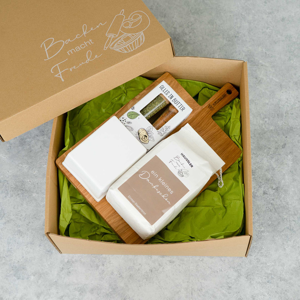 Geschenk-Set mit Mehlmischung, Buttergwürzmischungen, Butterdose und Servierbrett. Liebevoll im Geschenkkarton verpackt 