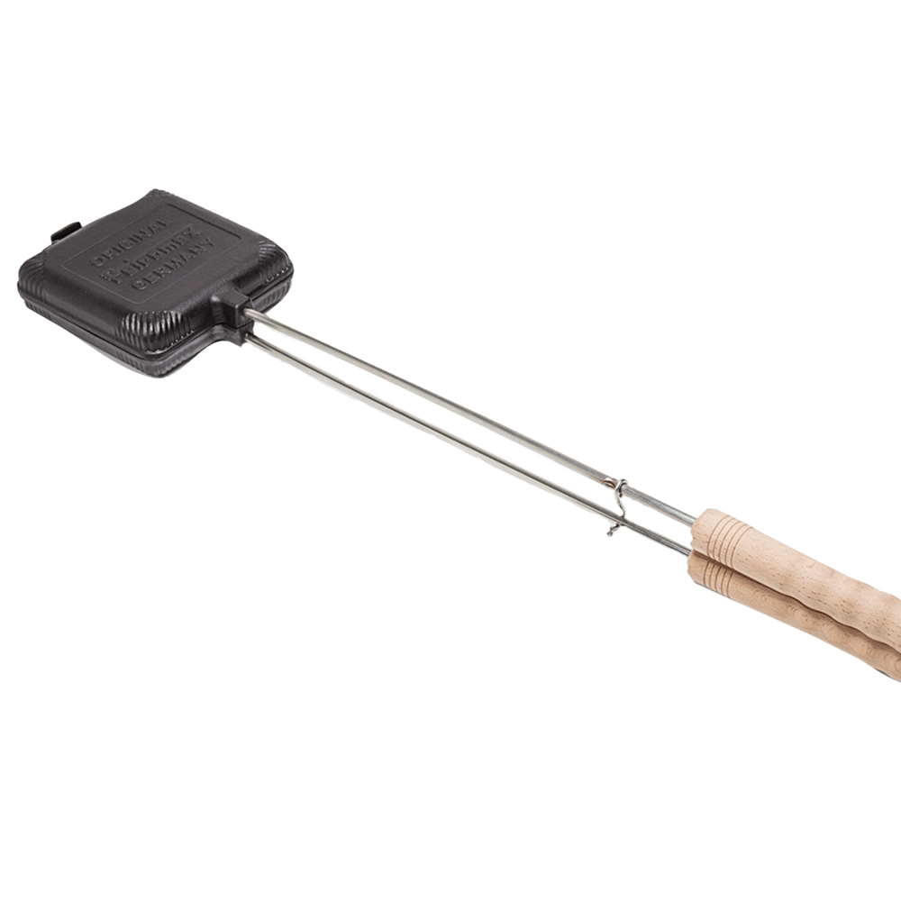 Petromax Sandwicheisen aus Gusseisen Petromax Sandwichmaker aus Gusseisen mit langem Stab. Die Griffe sind aus Holz. Die Größe der Toastpfannen ist 11 x 11 cm.