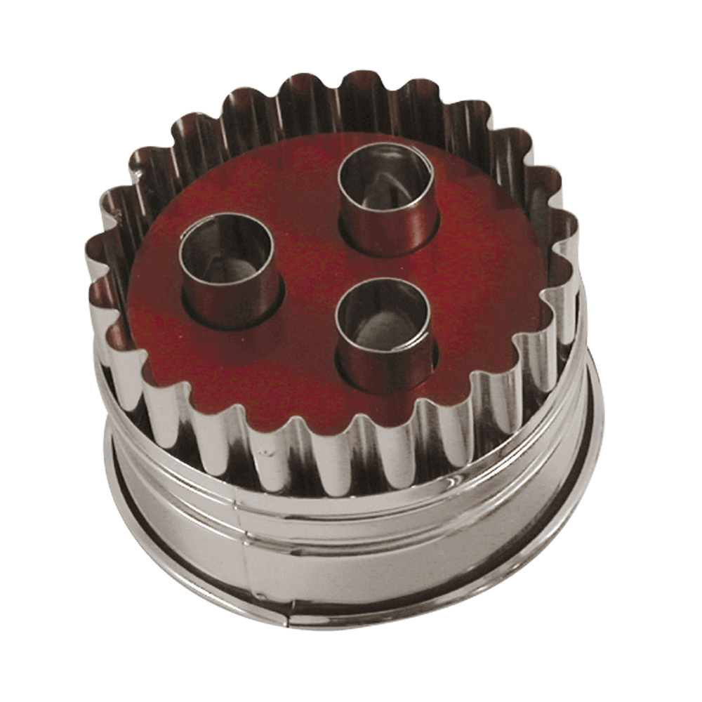 Linzer Ausstechform Durchmesser 6,5 Zentimeter aus Edelstahl. Einmal für das Bodenplätzchen und einmal für das Deckelplätzchen mit drei Löchern.