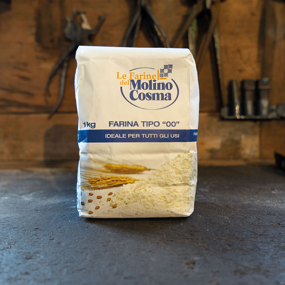 Tipo 00 1kg Mehlpackung mit Aufschrift Le Farine del Molino Cosma 1kg Farina Tipo 00 ideale per tutti gli usi. Darunter ist ein Bild mit Getreideähren, Körnern und Mehl