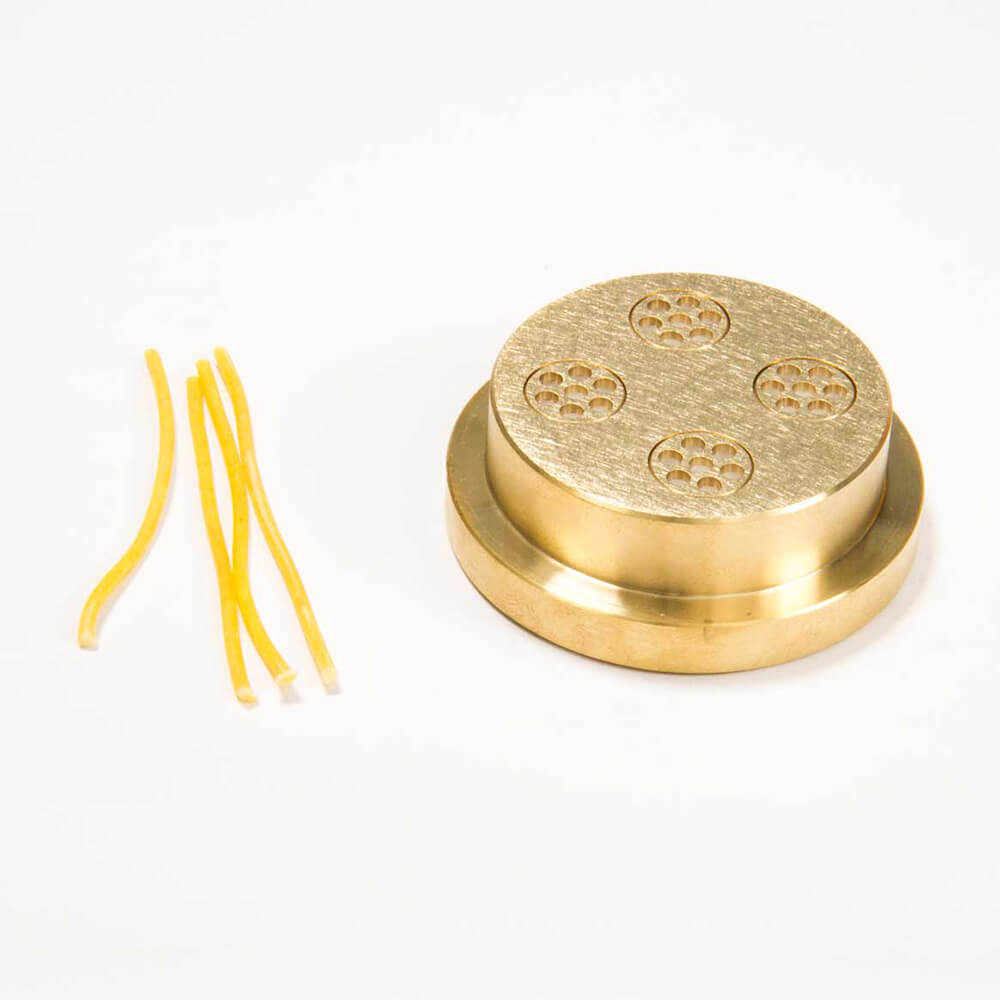 Matrize Nr. 5 - Spaghettini / Spaghetti Nudelmatrize Nr. 5 für Spaghetti neben 4 Spaghetti-Nudeln vor einem weißen Hintergrund.