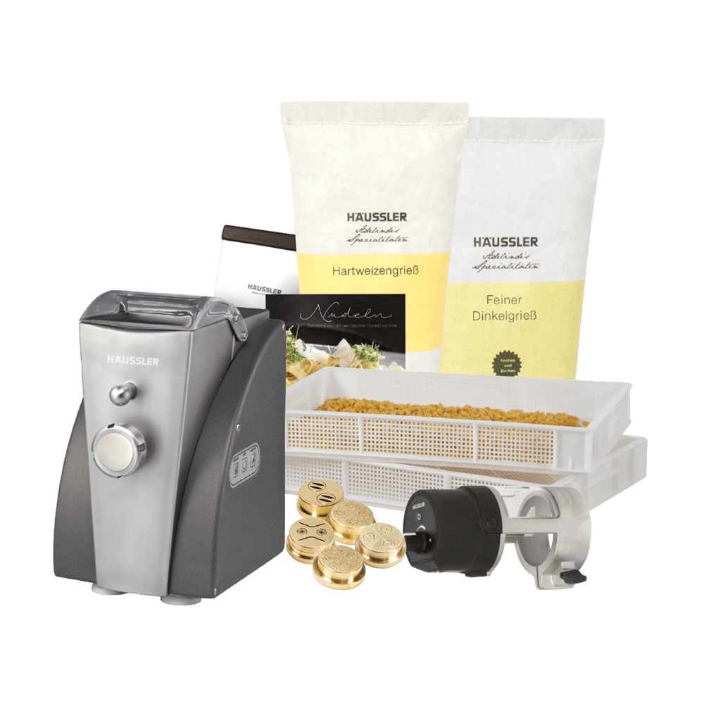 Nudel Comfortpaket mit Nudelmaschine, Nudelhorden, Hartweizegrieß, Matrizen, Buch und Teigabstecher ohne Hintergrund.