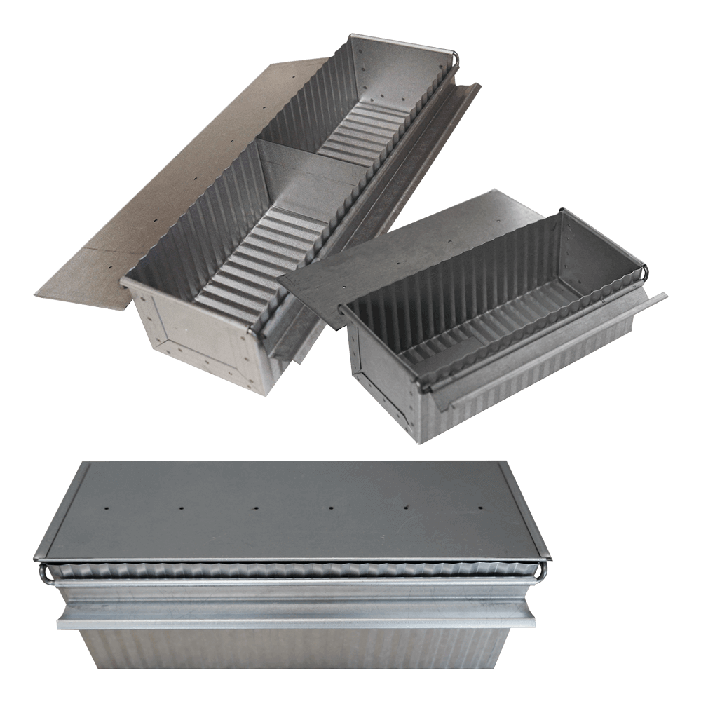 Tastbrotformen in verschiedenen Größen Toastbrotformen aus Aluminiertem Stahl in den Größen Klein, Mittel und Groß mit seitlichen Rillen ohne Hintergrund. Bei zwei der drei Formen ist der Deckel geöffnet.