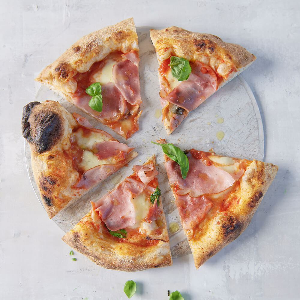 Frische Pizza Pizza, aufgeteilt in fünf Stücke.