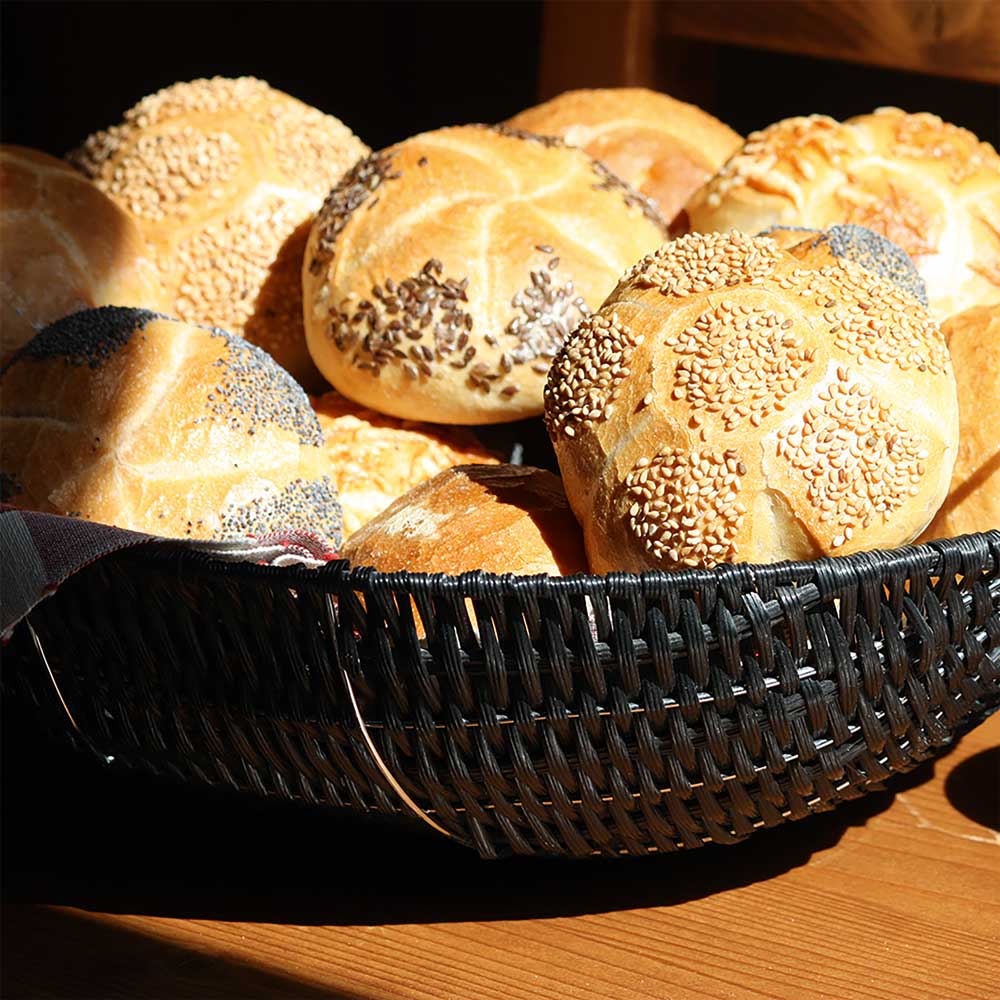 Brutkörbchen mit verschiedenen Brötchen 