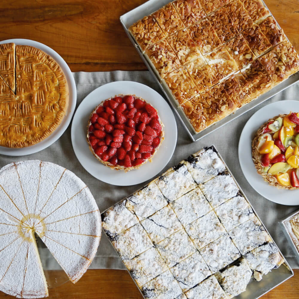 Auszug aus dem Häussler-Buch "Kuchen und Süßes" Band 1: Hier sind viele verschiedene Kuchen abgebildet