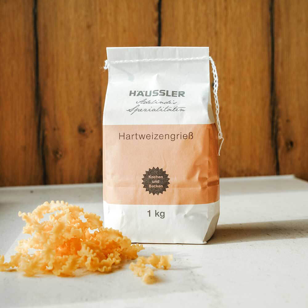 Mit dem Hartweizengrieß die perfekten Nudeln mit guten Biss herstellen Nudeln mit Hartweizengrieß Packung auf der Arbeitsfläche