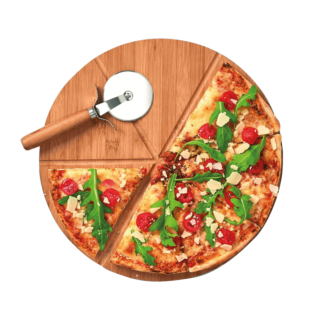 Pizza-Set-Bambus Auf dem Bild befindet sich ein Pizzabrett aus Bambus. Dieses Brett hat sechs Einkerbungen um gleichmäßige Pizzastücke zu schneiden. Darauf liegt ein Pizzaroller mit einem Bambusgriff und eine halbe Pizza mit Tomaten und Rucola belegt