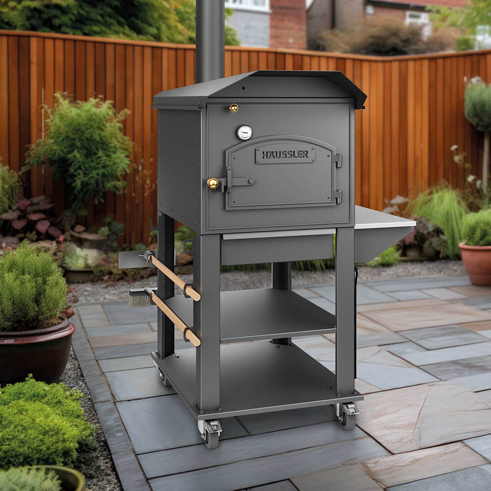 Holzbackofen in Profiqualität Holzbackofen auf einer sommerlichen Terrasse