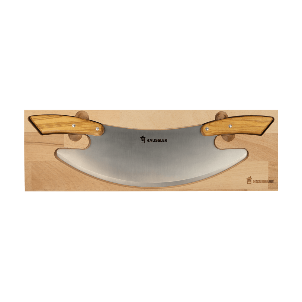 Pizza-Wiegemesser in Aufbewahrungsbox Pizza-Wiegemesser mit Holzgriffen in Holz-Aufbewahrungsbox ohne Hintergrund.