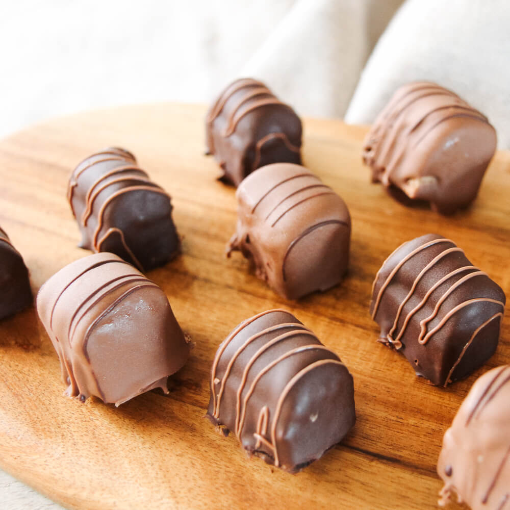 Rezept für Printen Printen mit Schokoladenüberzug auf einem Holzbrett serviert