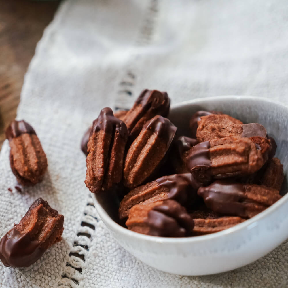 Rezept für Nougatstangen Nougatstangen mit Kakaoglasur überzogen in einer weißen Schüssel
