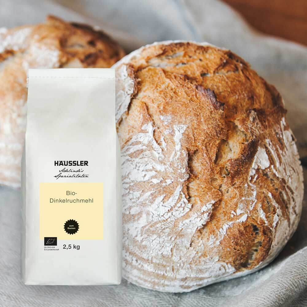 Zwei Brote aus Ruchmehl gebacken, zusammen mit der Ruchmehlpackung abgebildet Zwei Brote aus Ruchmehl gebacken, zusammen mit der Ruchmehlpackung abgebildet