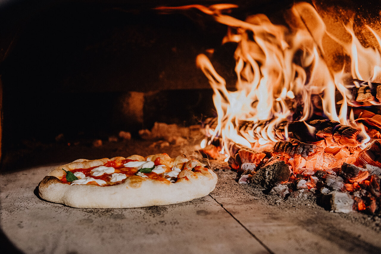 Pizza im Holzbackofen Pizza Holzbackofen