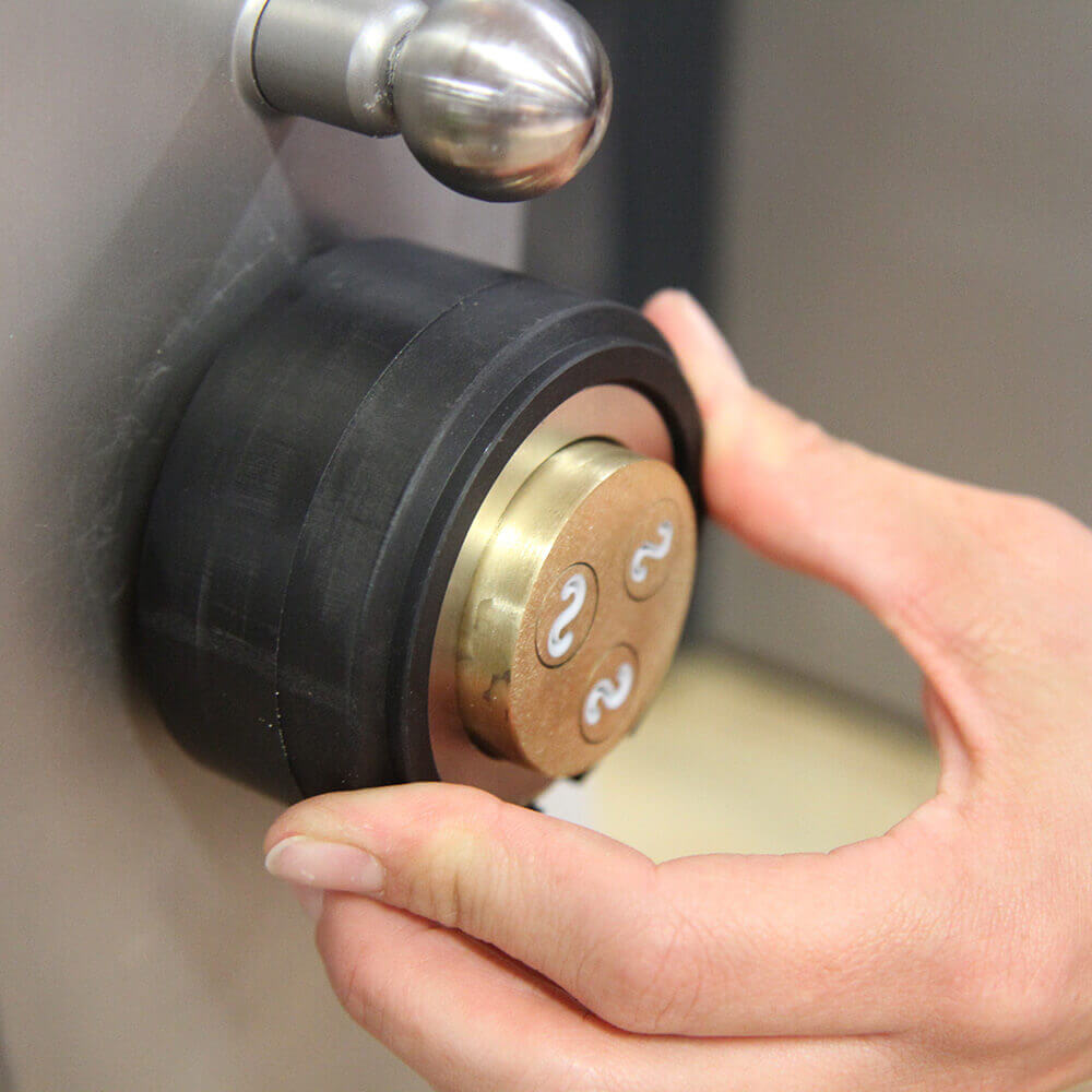 Auf dem Bild sieht man wie der schwarze Ring an der Nudelmaschine befestigt wird.