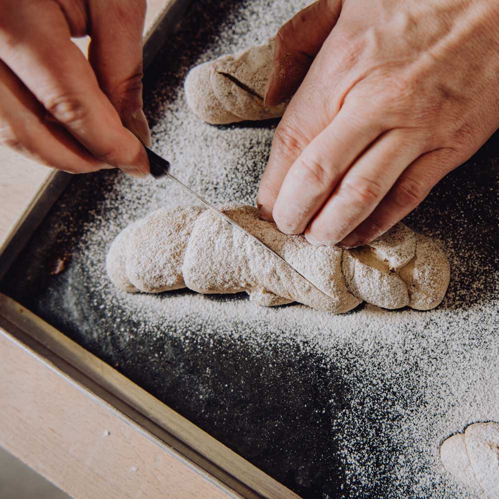Einfaches Backen auf der Backfolie ohne ankleben Gebäck auf der Backfolie für den Backvorgnag vorbereiten