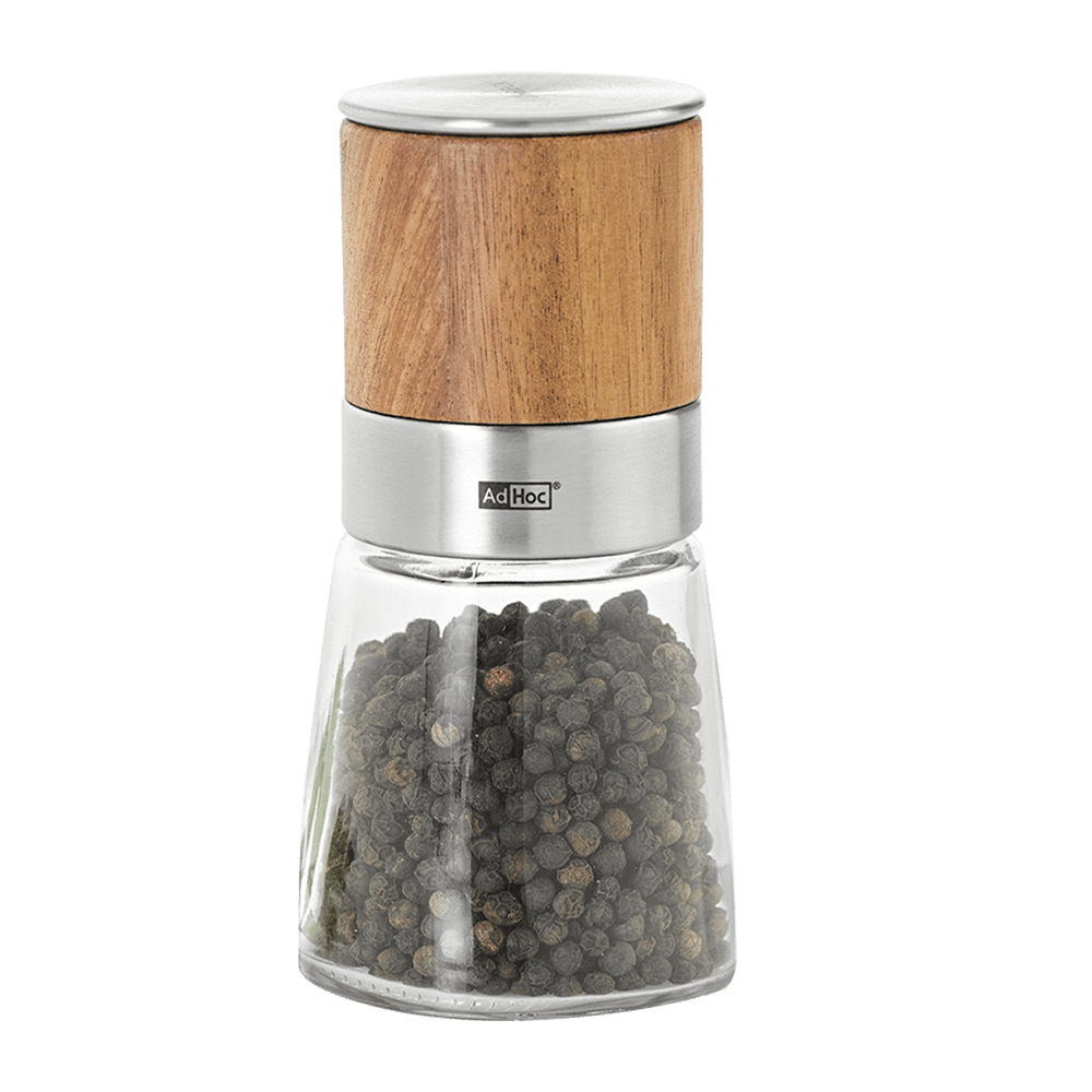 Die Mühle hat einen Glasbehälter und das Mahlwerk ist mit Akazienholz umkleidet. In dem Behälter befindet sich Pfeffer. Ohne Hintergrund abgebildet.