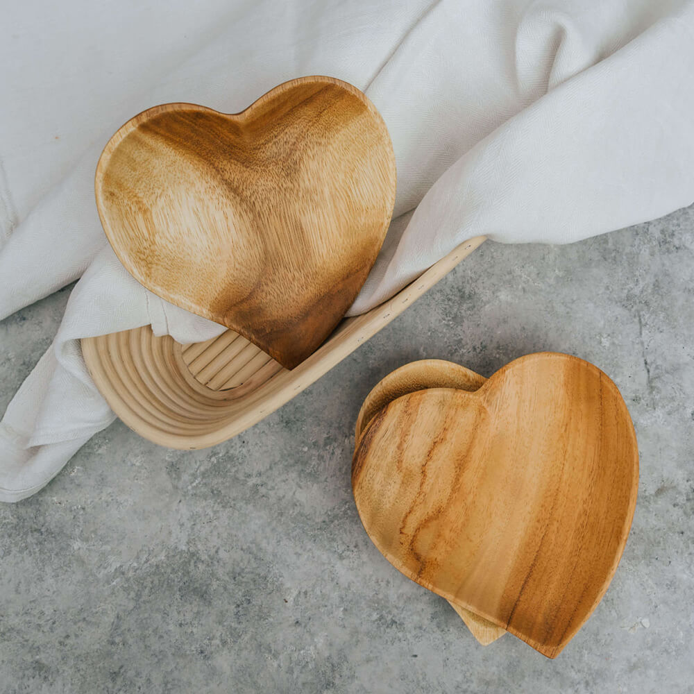 Servierteller aus Holz in Herzform von oben Fotografiert