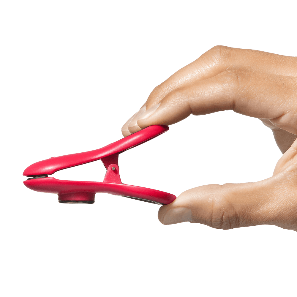 Vereschlussklammer in rot wird von Hand gehalten ohne Hintergrund