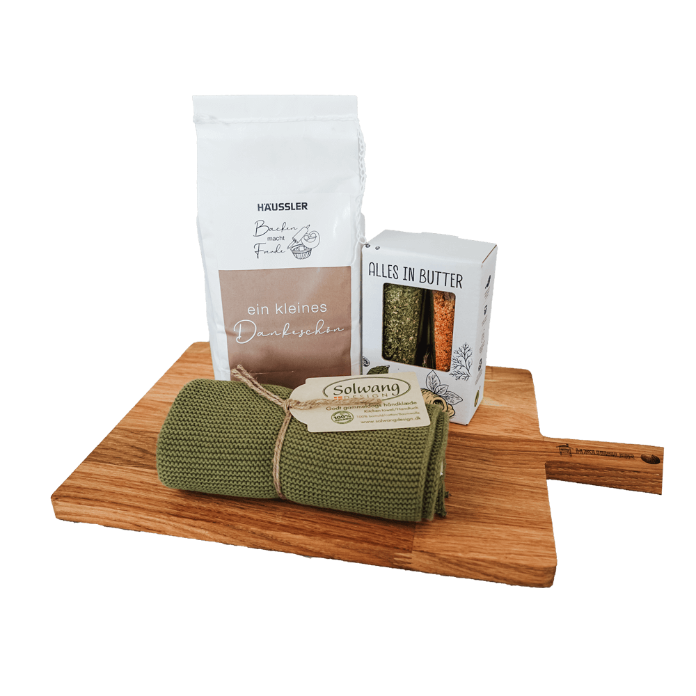 Geschenk-Set mit mehlmischung, Buttergewürz, Geshcirrtuch und Holzbrett ohne Hintergrund 