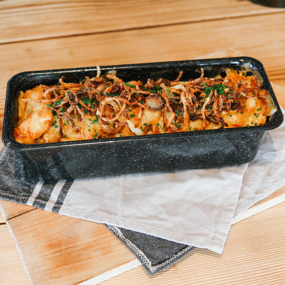 saftiges Brutzelfleisch mit Käse und Röstzwiebeln in einer Kastenform gebacken