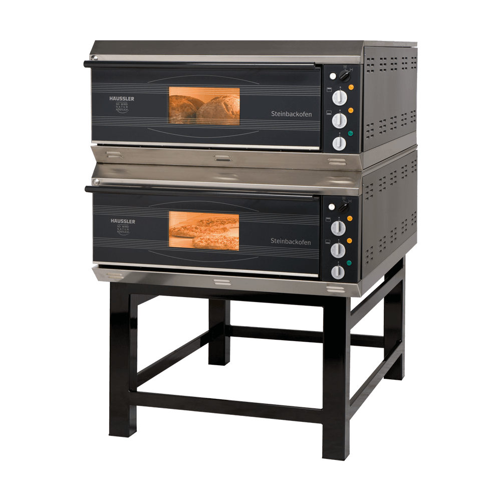 Ofen mit Untergestelle Das Bild zeigt einen geschlossenen Steinbackofen der Marke "Häussler" auf einem stabilen Metalluntergestell. Durch ein kleines Sichtfenster in der Ofentür kann man einen Blick auf das Innere werfen, wo Brot gebacken wird.