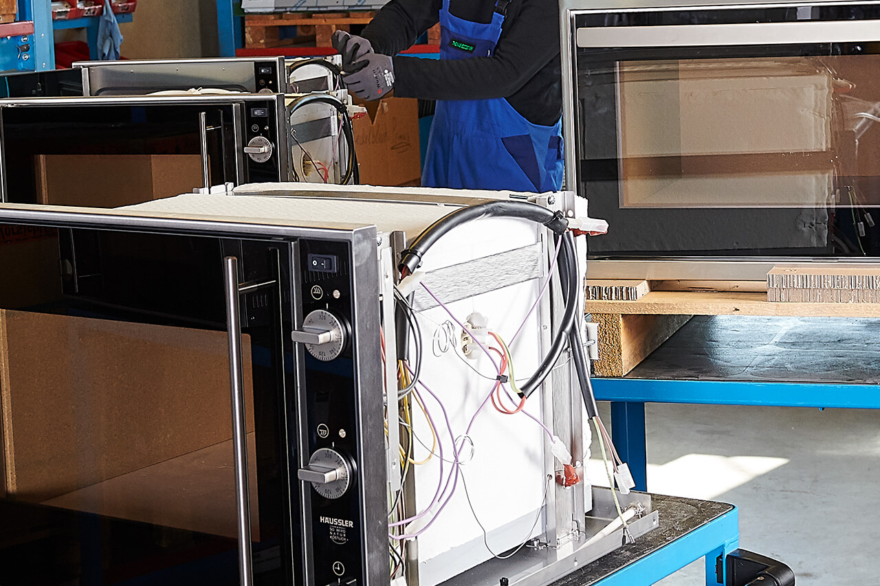 Elektro-Steinbackofen in der Manufaktur Elektro-Steinbackofen in der Produktion